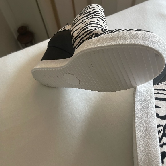 👢Qupid, black/Zebra print Wedge Booties size 7.5 or 8 - Picture 3 of 6